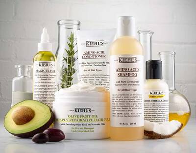 Eine Reihe von Kiehl's Haarpflegeprodukten auf einem Tisch, darunter Shampoo, Conditioner und Haarmaske.