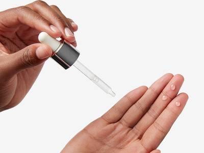 Pipette mit Pflegeprodukt zur Vorbeugung von Krahenfußen