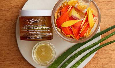 Teller mit Calendula Blattern, Aloe Vera und Calendula Maske