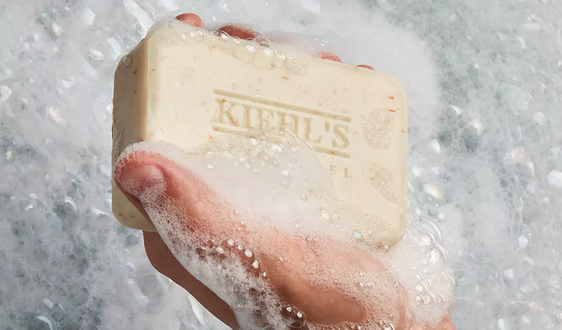 Hafer-Hautpflege: Eine Hand halt die Ultimate Man Body Scrub Soap in Waschschaum