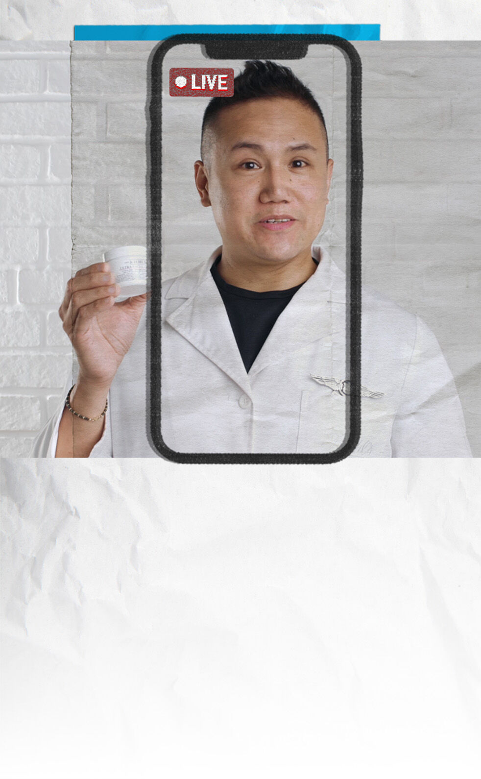 Ein Mann in einem weißen Laborkittel halt ein Produkt in der Hand und schaut in die Kamera. Daruber steht "LIVE". Der Hintergrund ist eine helle, strukturierte Wand.