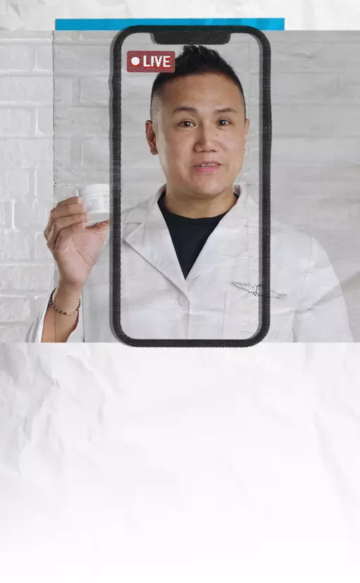 Ein Mann in einem weißen Laborkittel halt ein Produkt in der Hand und schaut in die Kamera. Daruber steht "LIVE". Der Hintergrund ist eine helle, strukturierte Wand.
