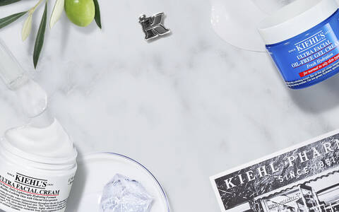 Banner mit Feuchtigeits-Pflegeprodukten von Kiehls im Hintergrund