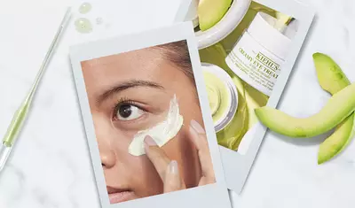 Bildcollage mit Fotos eines weiblichen Gesichts, des Produktes und Avocadoschalen: Die Avocado-Augencreme von Kiehl’s enthalt naturliche Inhaltsstoffe, die Deiner Haut Feuchtigkeit spenden.