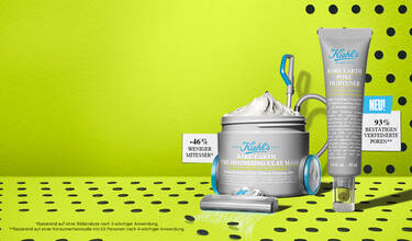 Werbebanner von Kiehl's auf limonengelbem Hintergrund mit schwarzen Punkten, der die Rare Earth Pore Minimizing Clay Mask und den Rare Earth Pore Tightener prasentiert. Neu! Mit den Wirkversprechen: -46 % weniger Mitesser* und 93 % bestatigten verfeinerte Poren**. *Basierend auf einer Bildanalyse nach 3-wochiger Anwendung. **Basierend auf einer Konsumentenstudie mit 63 Personen nach 4-wochiger Anwendung.
