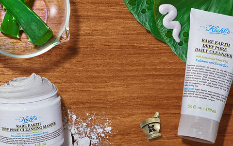 Banner mit Produkten der Linie Rare Earth und Monstera Blattern im Hintergrund
