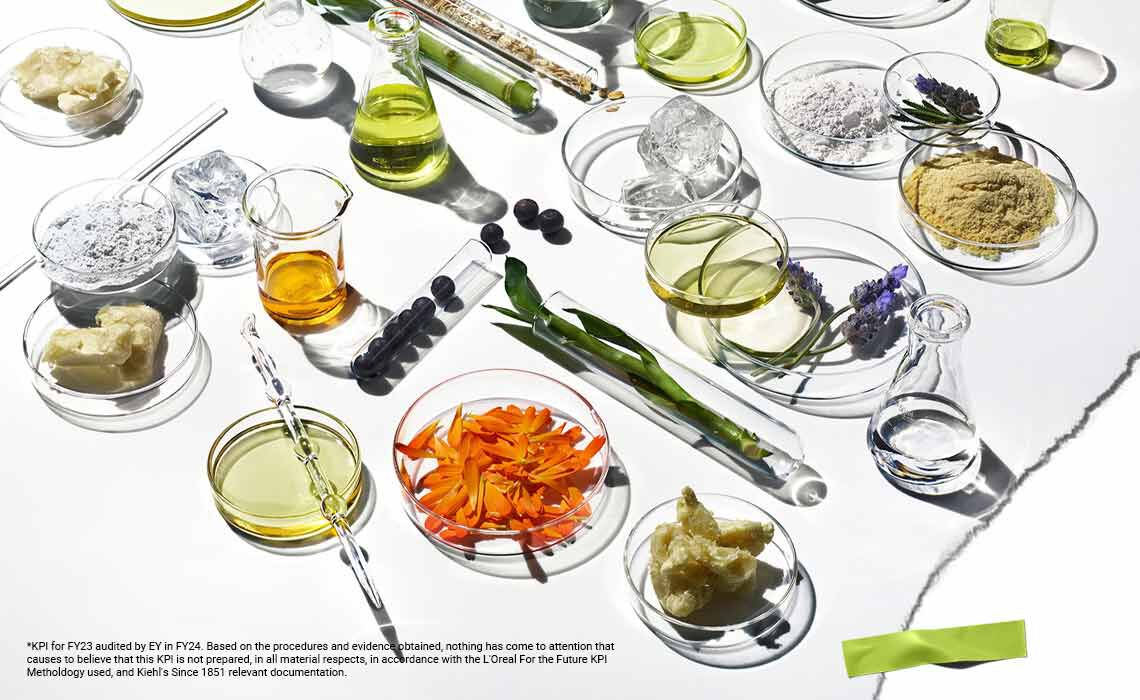 Eine farbenfrohe Auswahl pflanzlicher Inhaltsstoffe, Ole und Pulver in Glasbehaltern, die die Schonheit und Nachhaltigkeit der Natur prasentieren