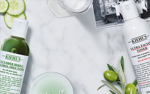 Banner mit Tonern von Kiehls im Hintergrund