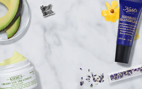 Banner mit Augenpflegeprodukten von Kiehls im Hintergrund