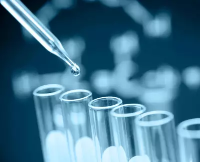 Glaserne Pipette mit Reagenzglasern