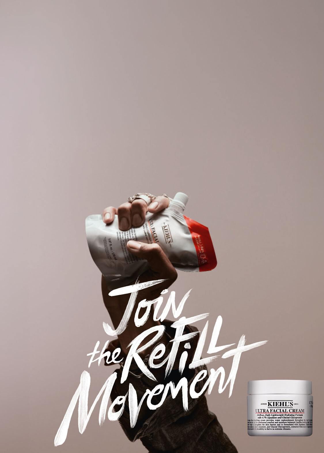 Eine Hand halt eine Kiehl's Ultra Facial Cream Nachfullpackung mit dem Slogan "Join the Refill Movement" – Entdecke die nachfullbaren Pflegeprodukte von Kiehl's