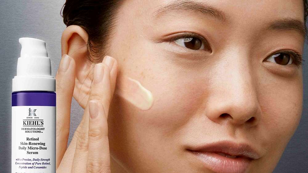 Frau trägt Kiehl's Retinol-Serum auf