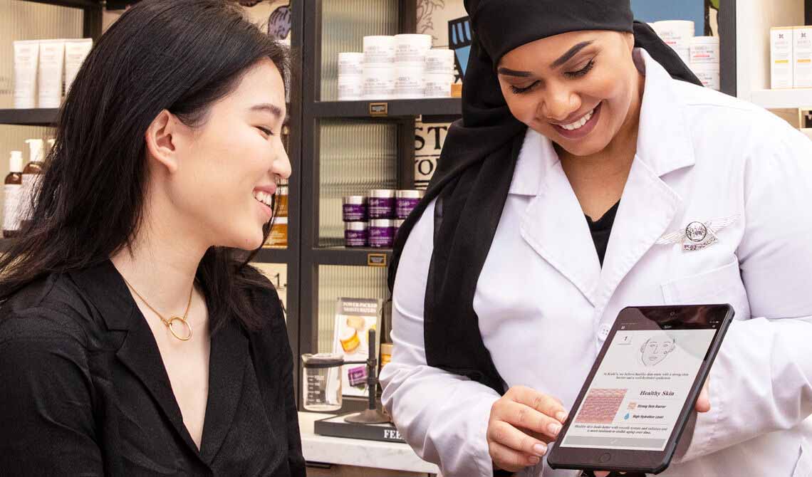Professionelle Hautberatung in einer Kiehl's-Filiale vor Ort